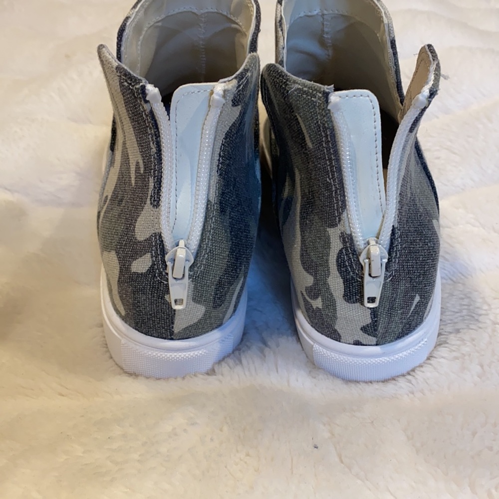 EUC STEVE MADDEN Camo High-Top Zippered Fabric "Claud" Sneaker Bootie 8 Medium - Picture 3 of 6